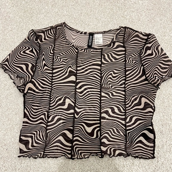 SWIRL DESIGN CROP TOP - Picture 2 of 6